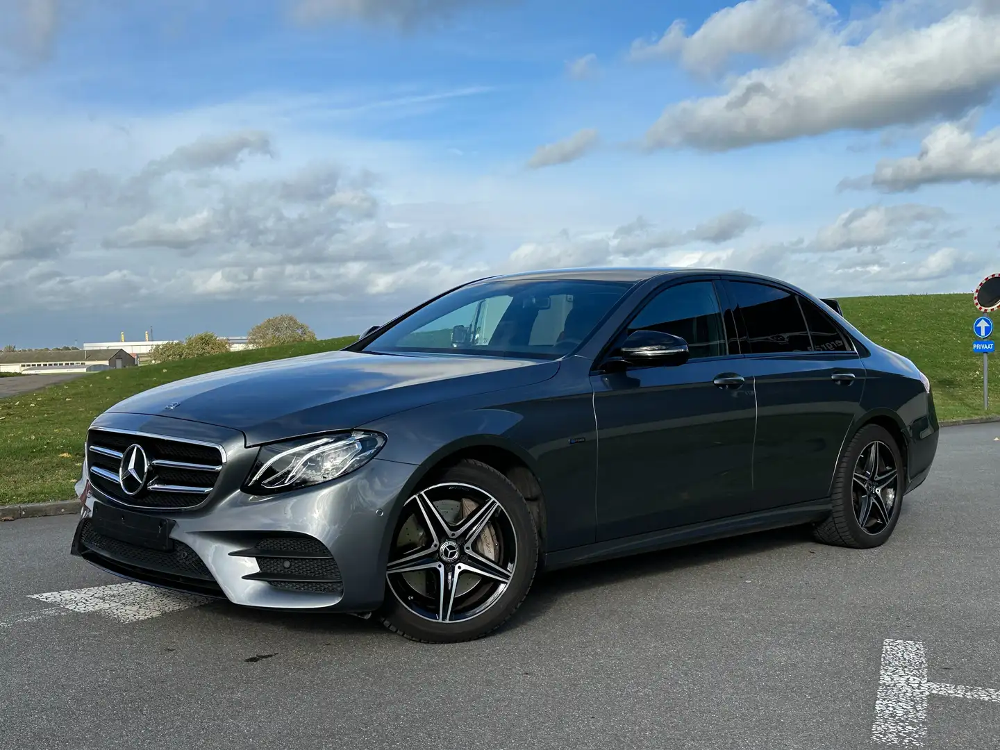 Mercedes-Benz E 300 PHEV AMG Line - Alcantara CarPlay Camera Garantie Zilver - 1