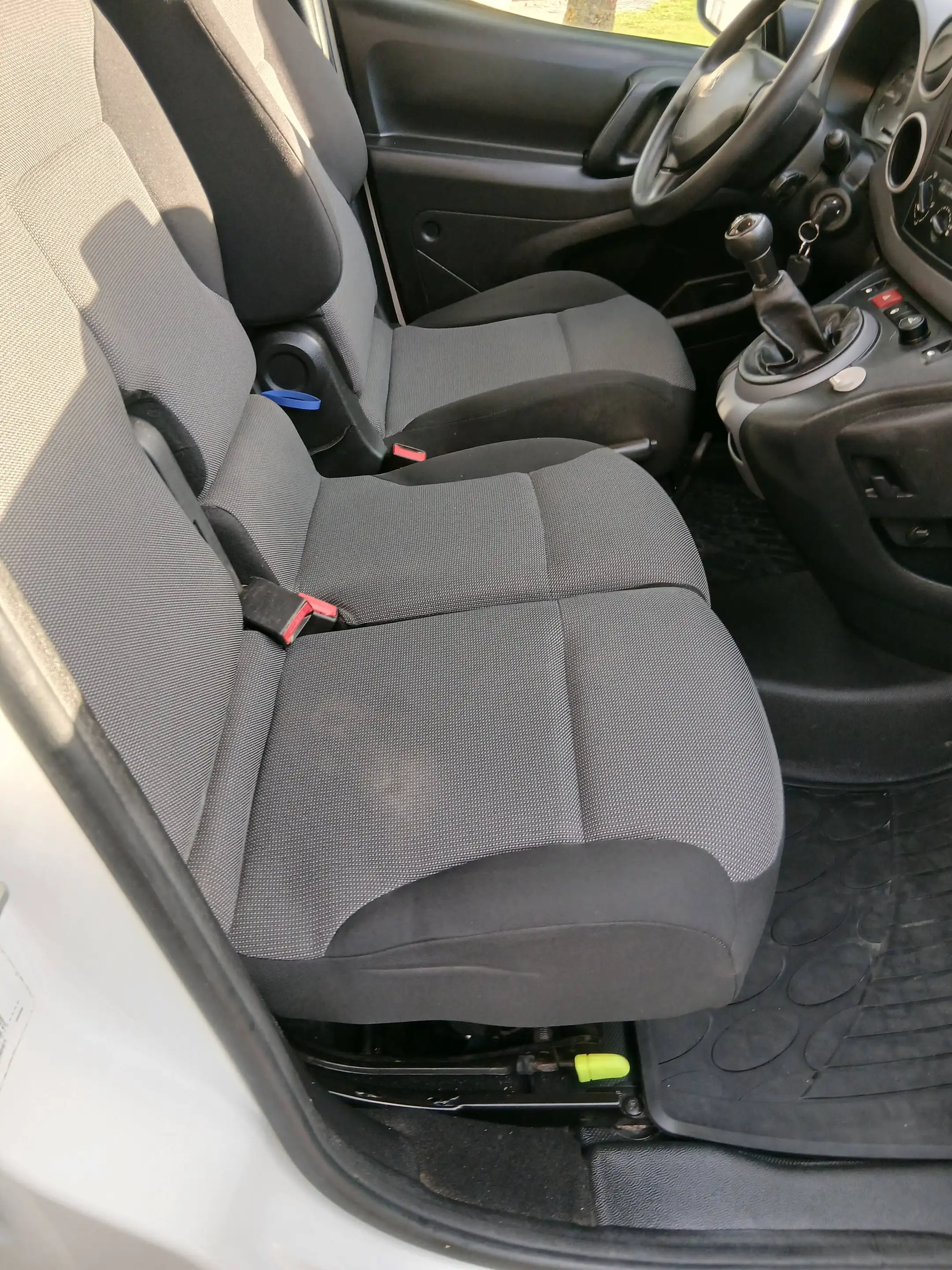 Peugeot Partner 1.6 diesel    2019    76500  3plaatsen  gps  trekhaak — photo 6