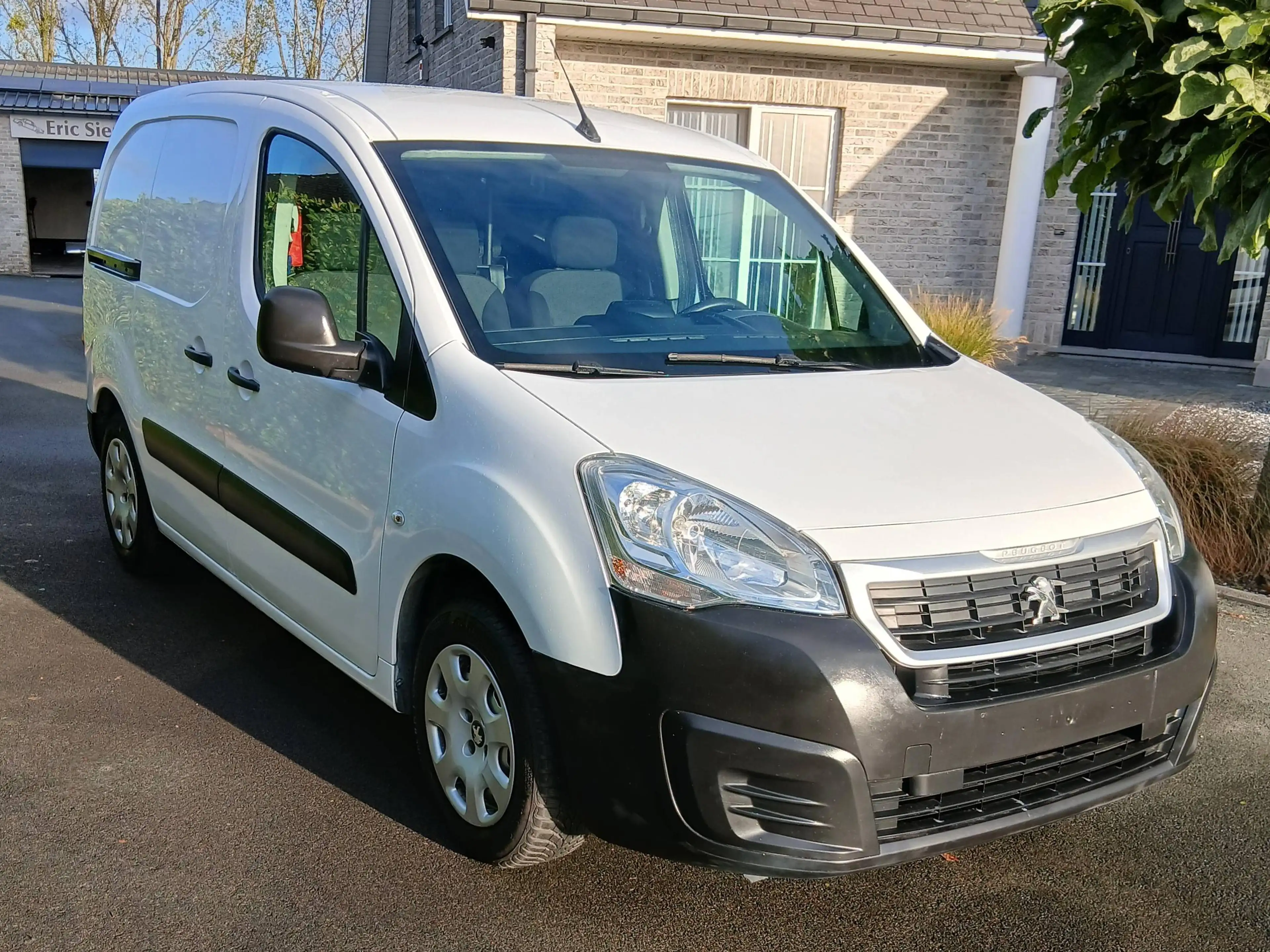 Peugeot Partner 1.6 diesel    2019    76500  3plaatsen  gps  trekhaak — photo 4