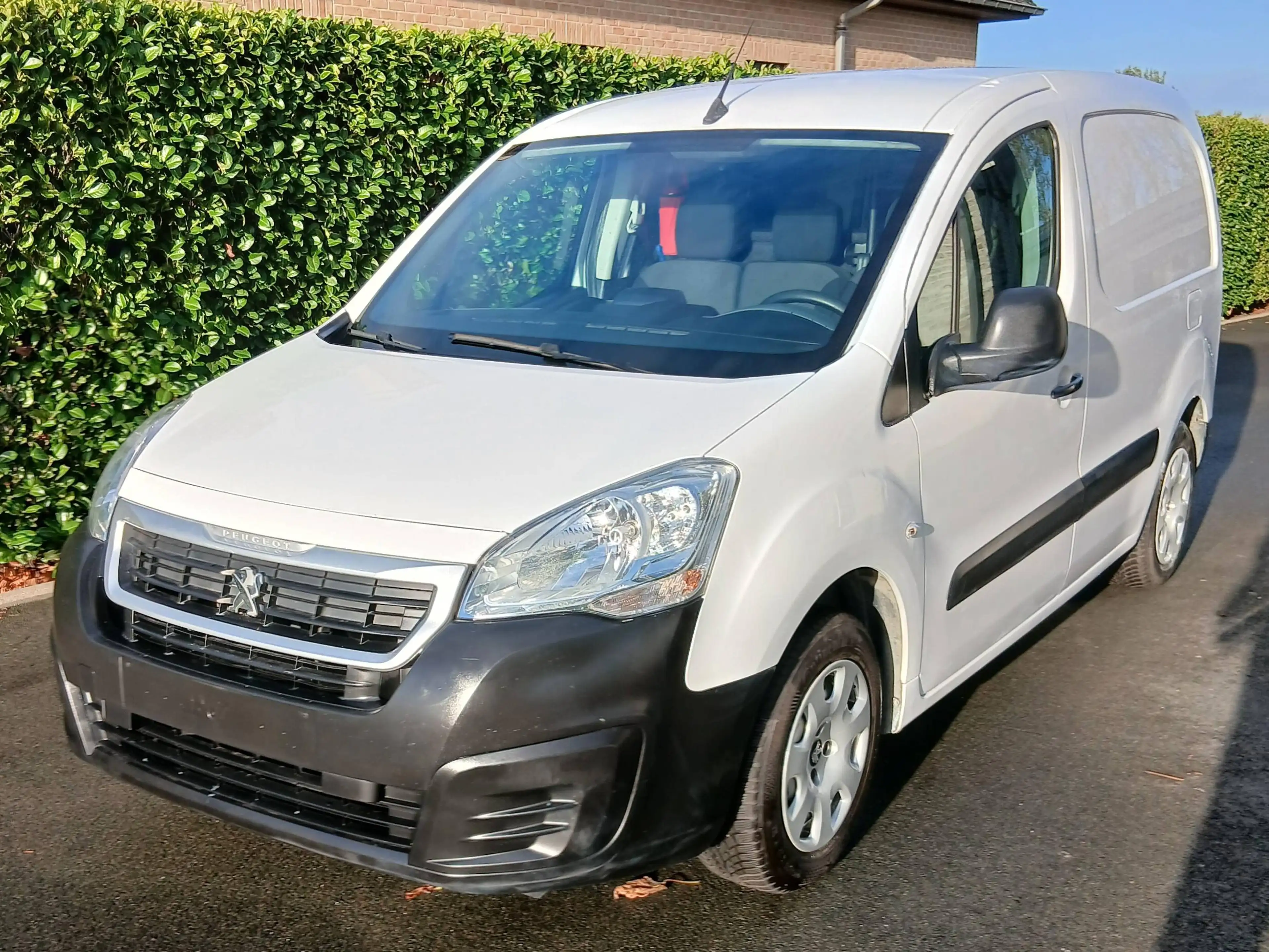 Peugeot Partner 1.6 diesel    2019    76500  3plaatsen  gps  trekhaak