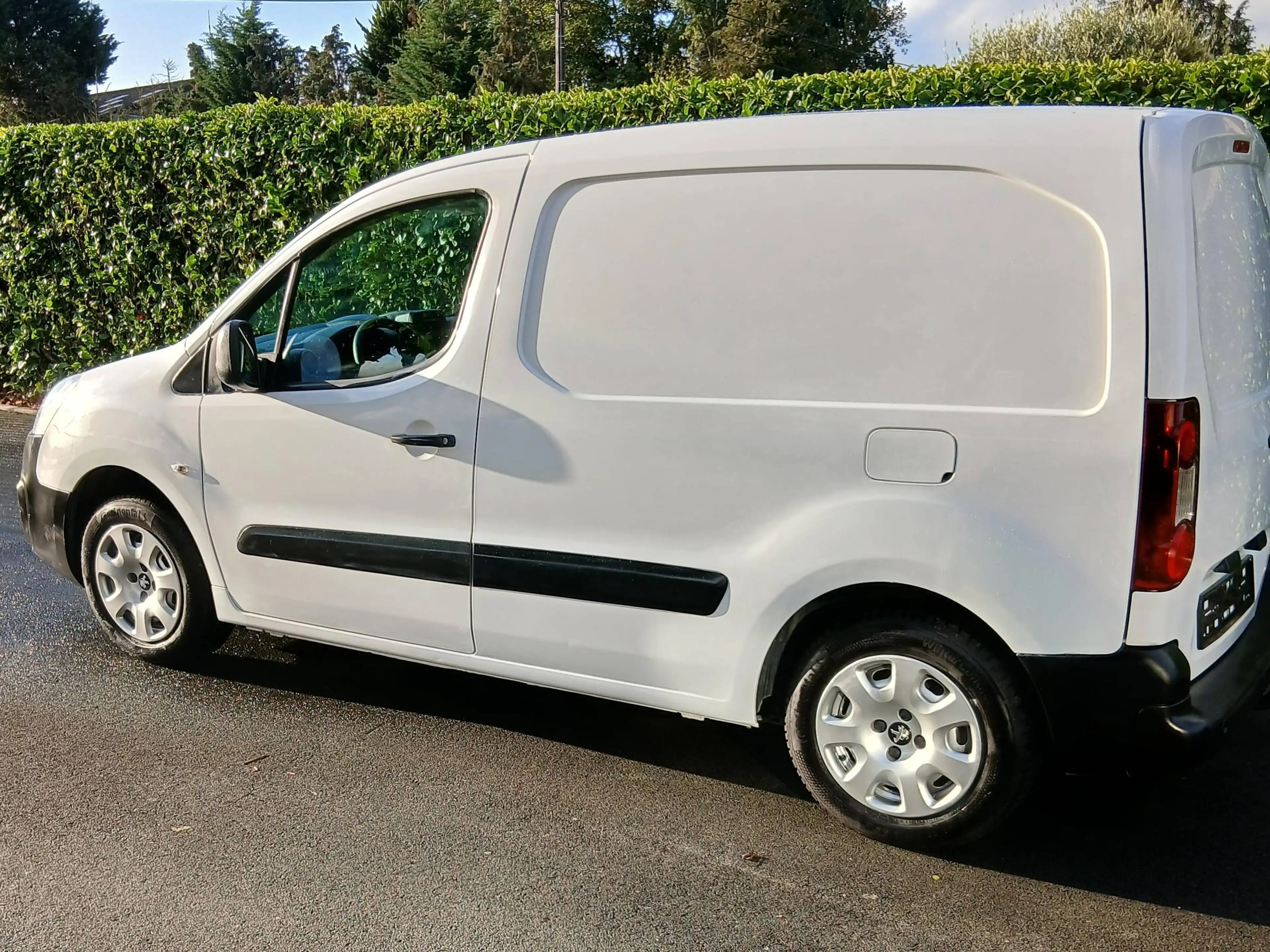 Peugeot Partner 1.6 diesel    2019    76500  3plaatsen  gps  trekhaak — photo 2