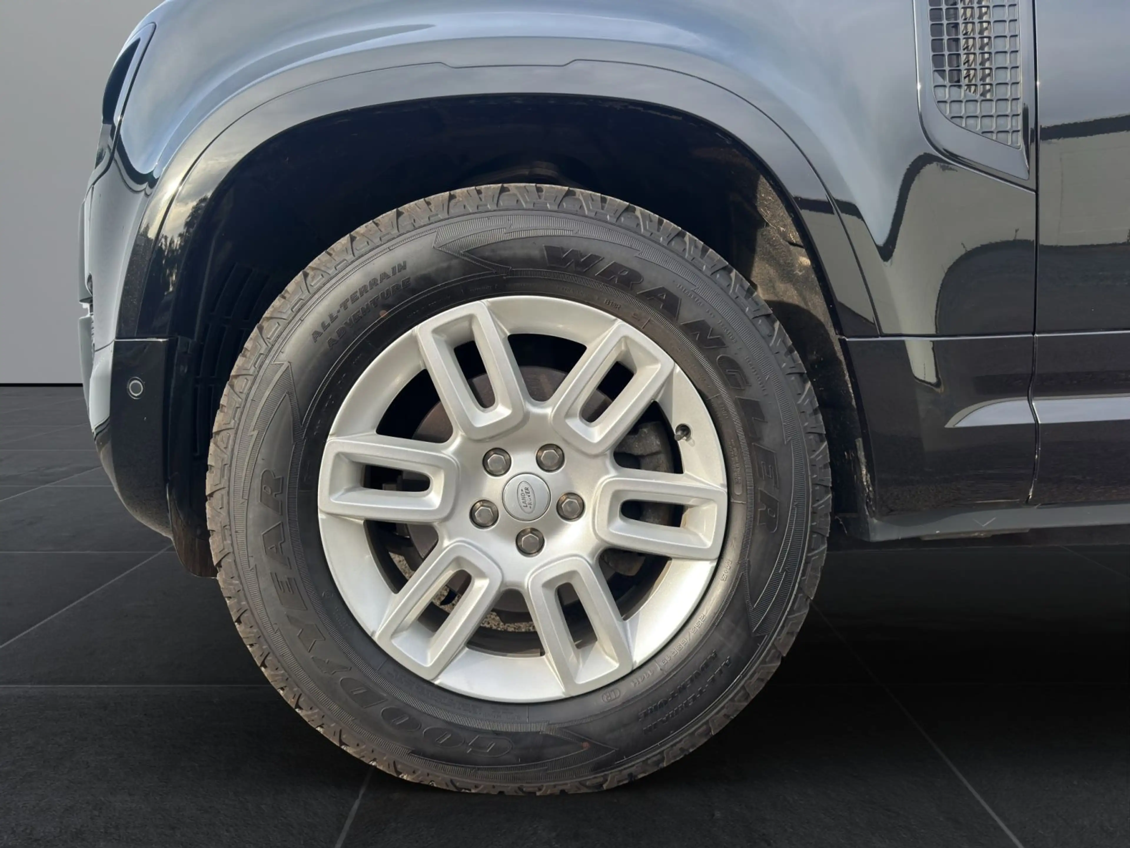 Land Rover Defender 90 D250 XS Edition AHK WinterPack — photo 9