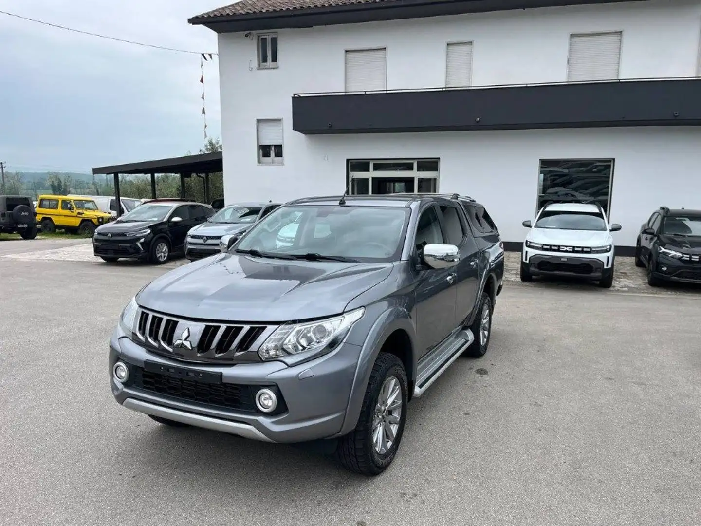 Mitsubishi L200 2.4 DI-D/181CV Double Cab Intense Hp Mivec SDA Grijs - 1