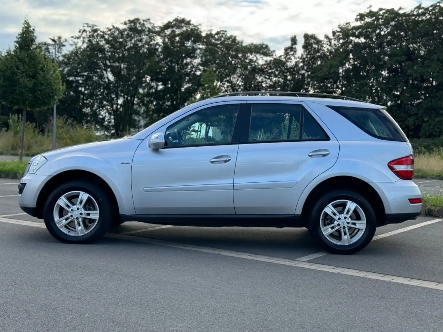 Mercedes-Benz ML 300 ML 300 CDI 4Matic 7G-TRONIC DPFBlueEFFICIENCY Plateado - 2