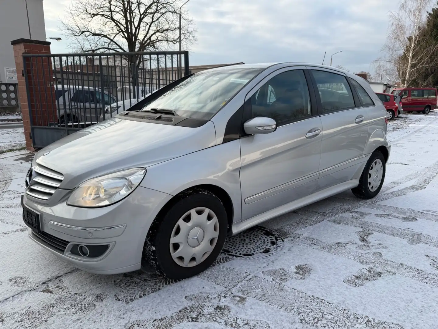 Mercedes-Benz B 170 Automatik, 1. HAND, TÜV NEU Silber - 2