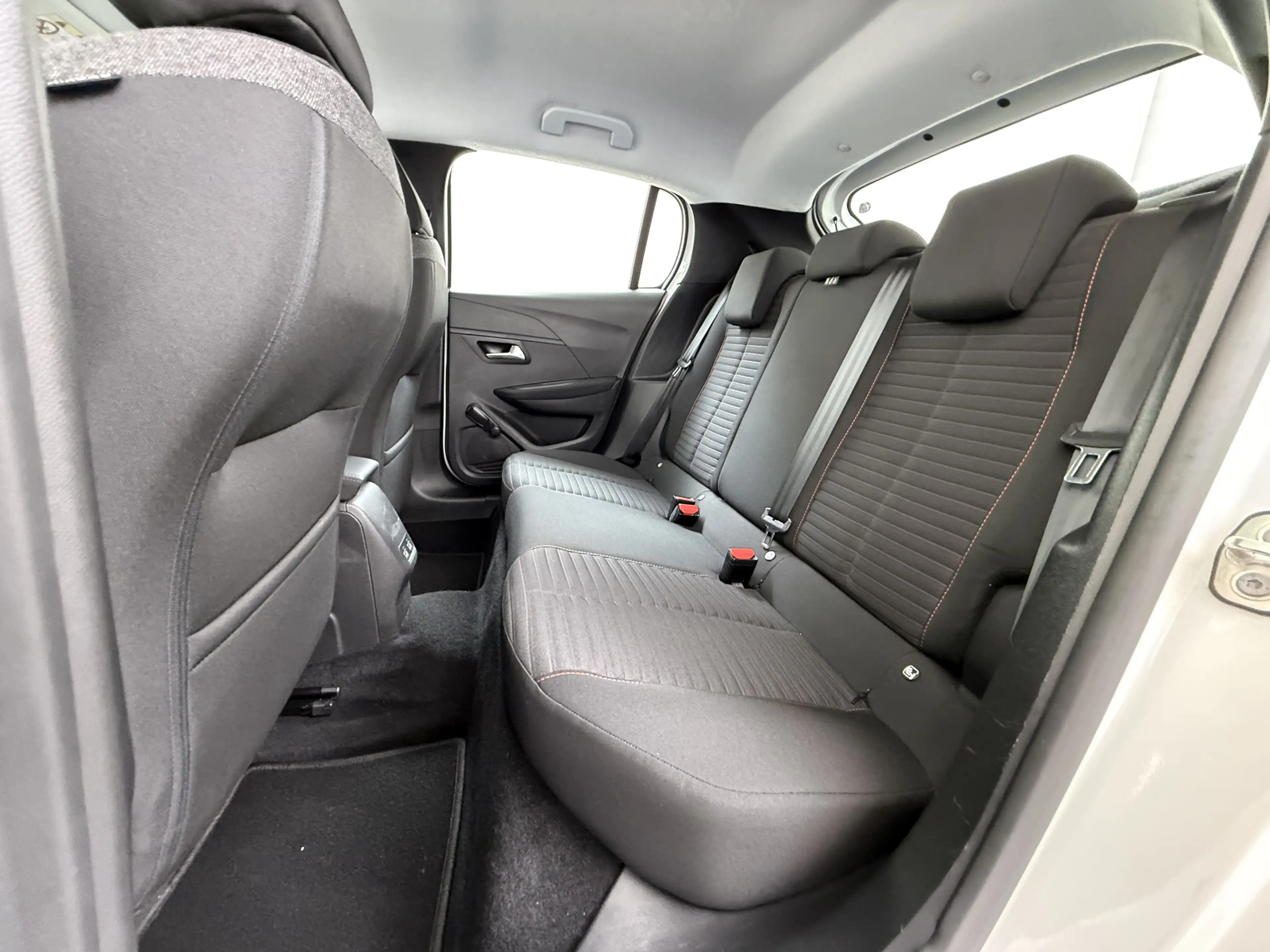 Peugeot e-208 EV 5Drs 50kWh All-Season Banden Navi Apple Carplay — photo 32