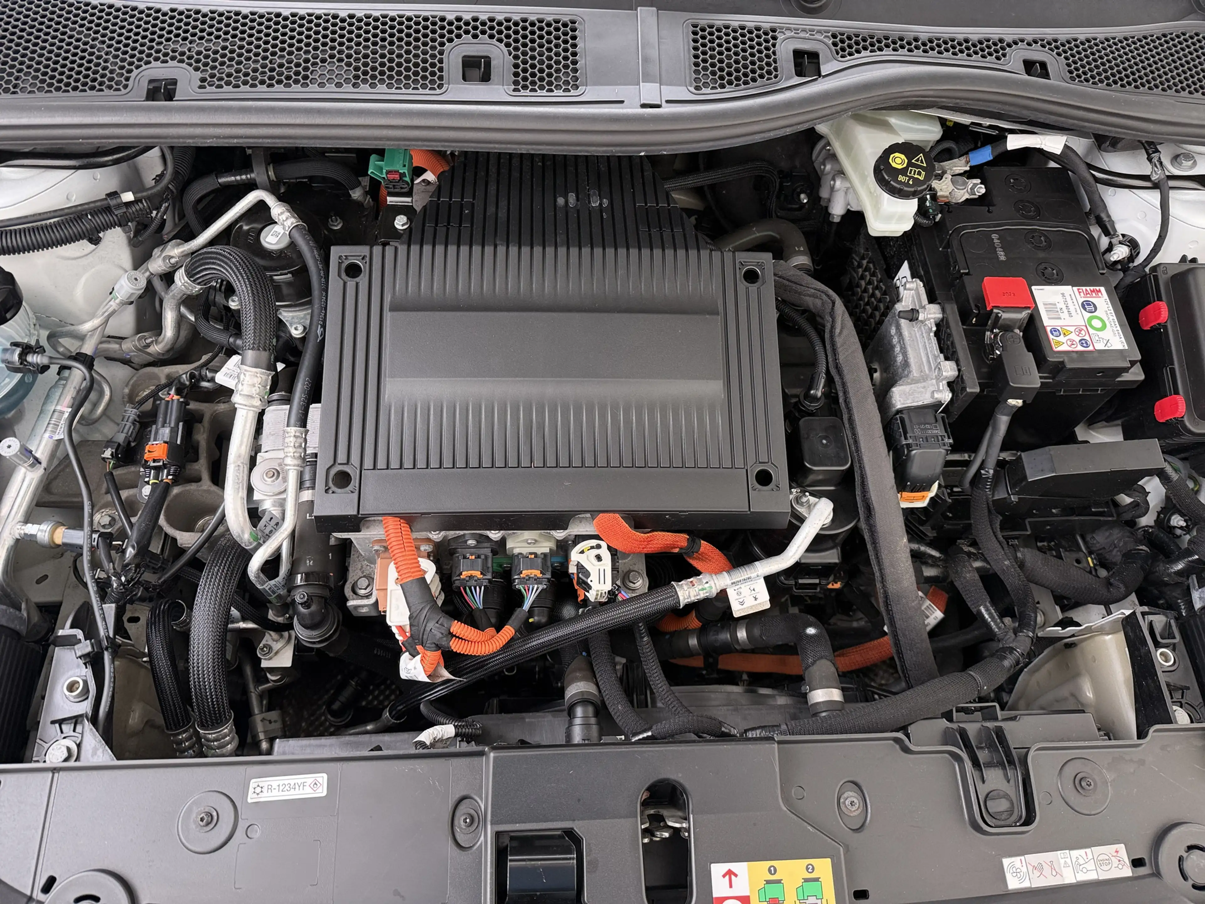 Peugeot e-208 EV 5Drs 50kWh All-Season Banden Navi Apple Carplay — photo 37