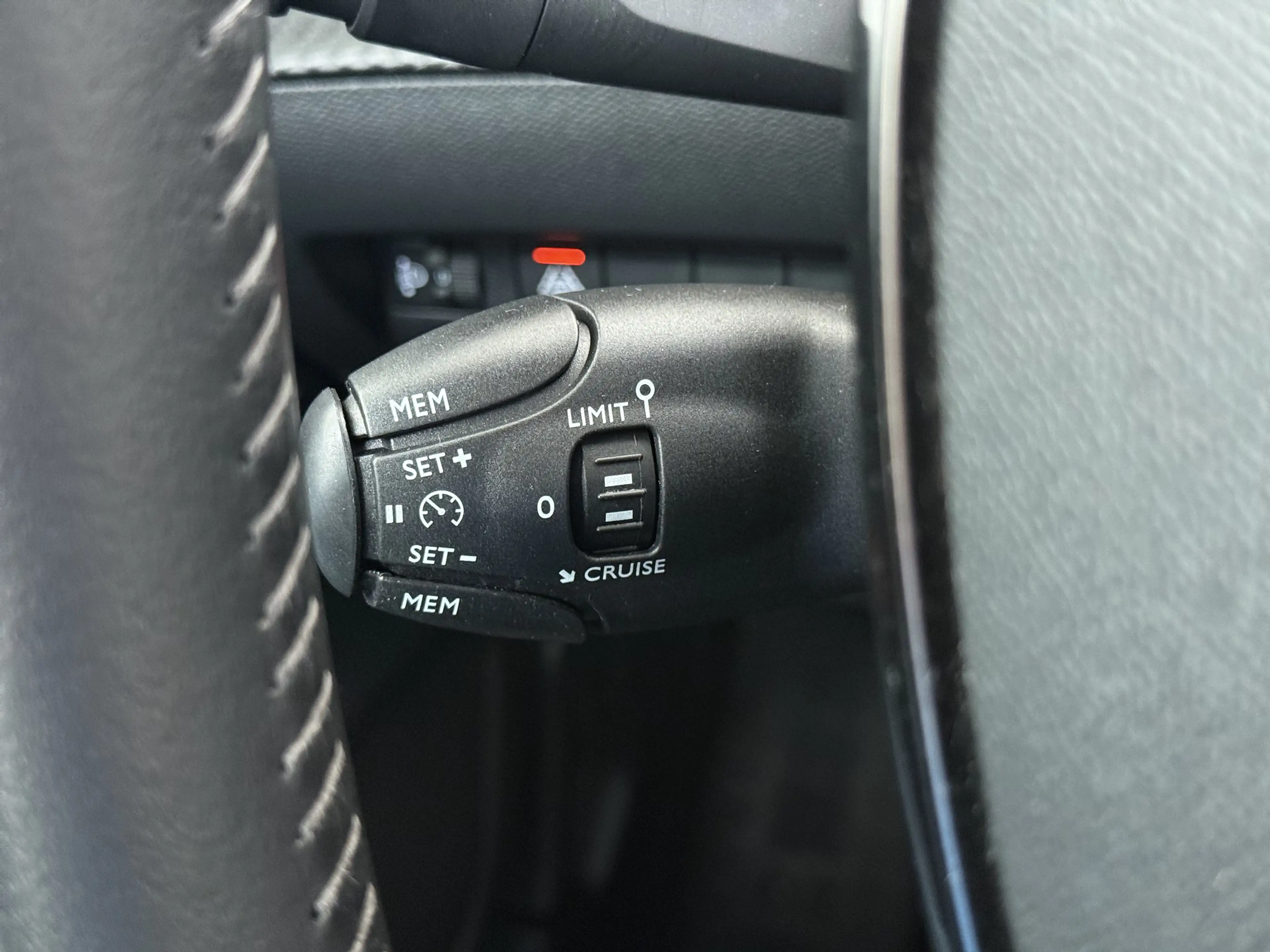 Peugeot e-208 EV 5Drs 50kWh All-Season Banden Navi Apple Carplay — photo 24