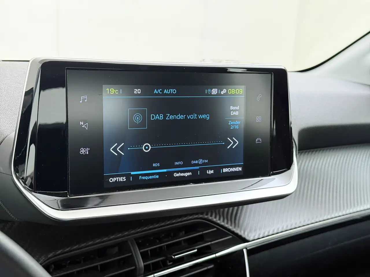 Peugeot E-208 EV 5Drs 50kWh All-Season Banden Navi Apple Carplay, миниатюра 15
