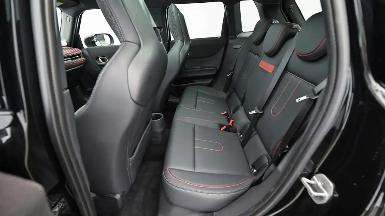MINI Cooper C John Cooper Works Trim 25