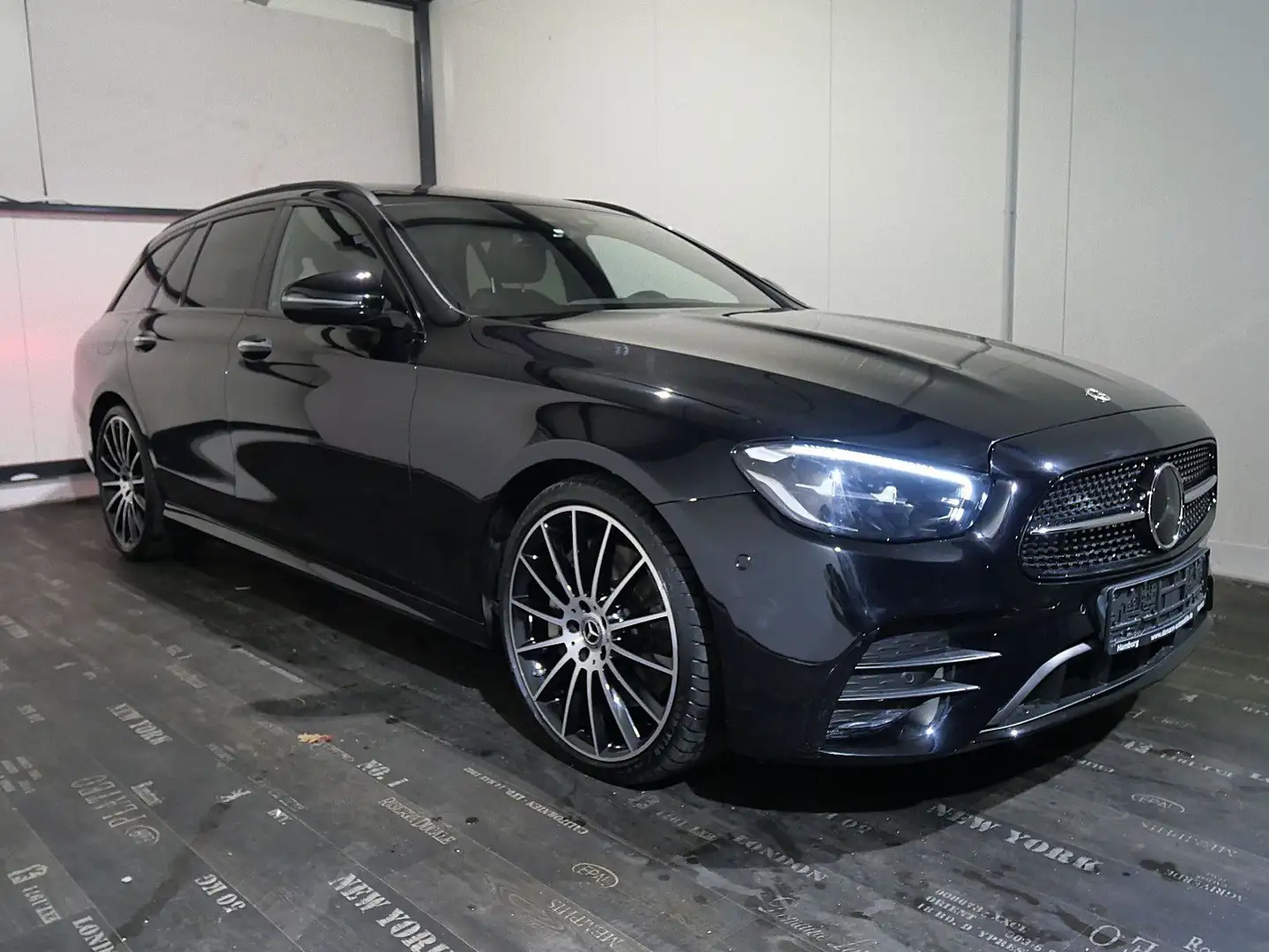 Mercedes-Benz E 400 d 4Matic AMG Line Panorama - Kamera/AHK (46 Černá - 2
