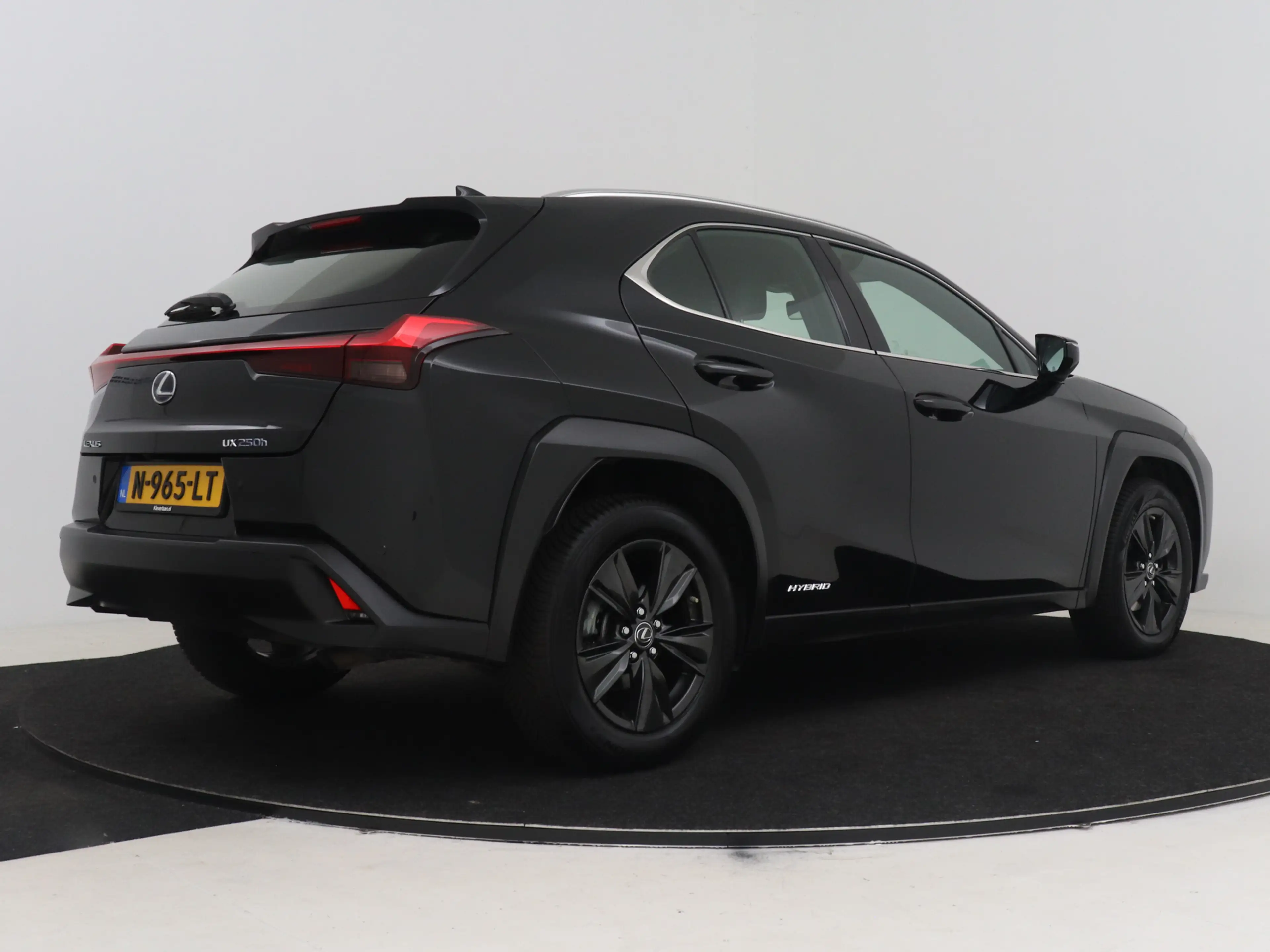 Lexus UX 250h | Stoel en stuurverwarming | — photo 2
