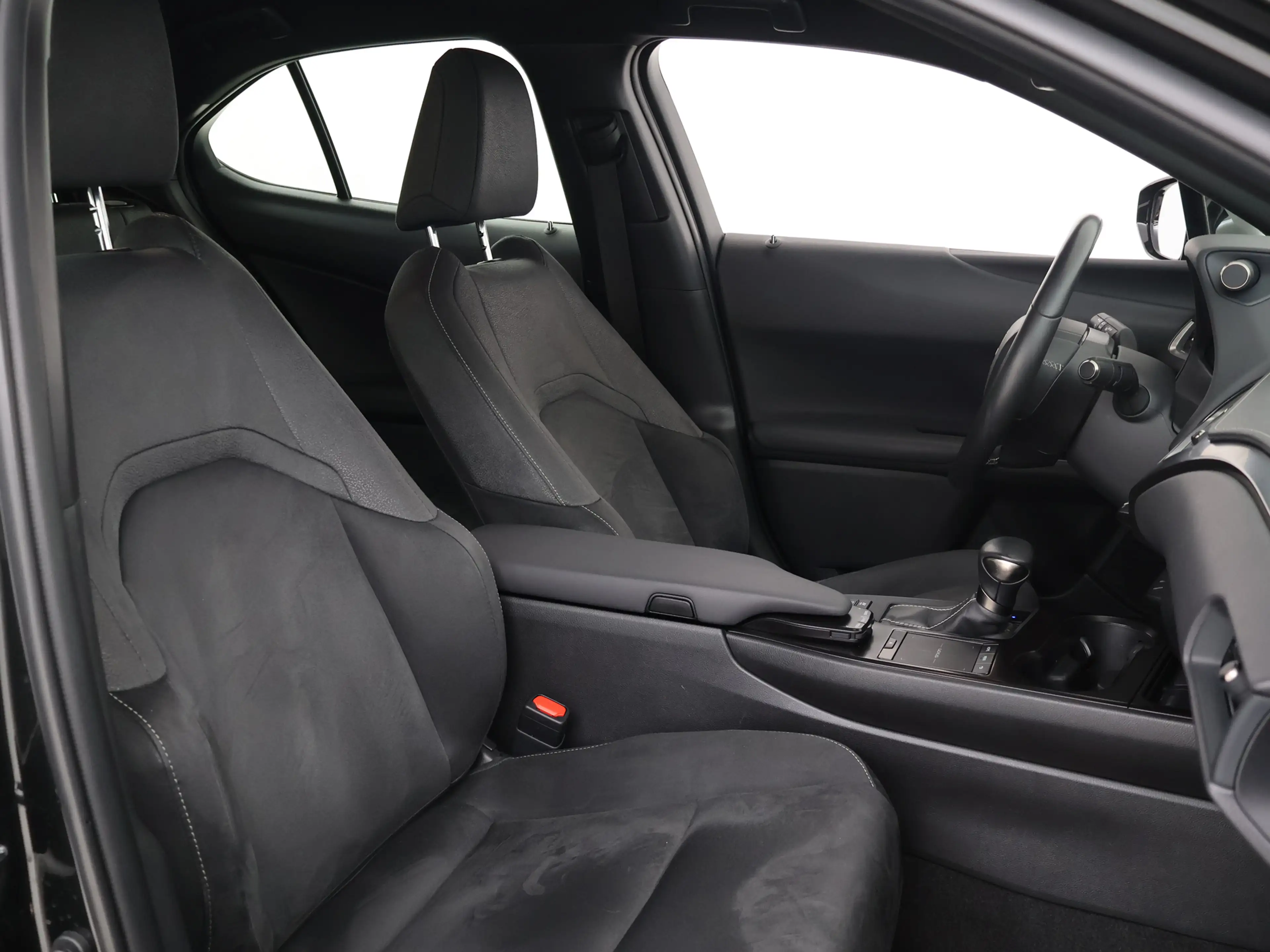 Lexus UX 250h | Stoel en stuurverwarming | — photo 6