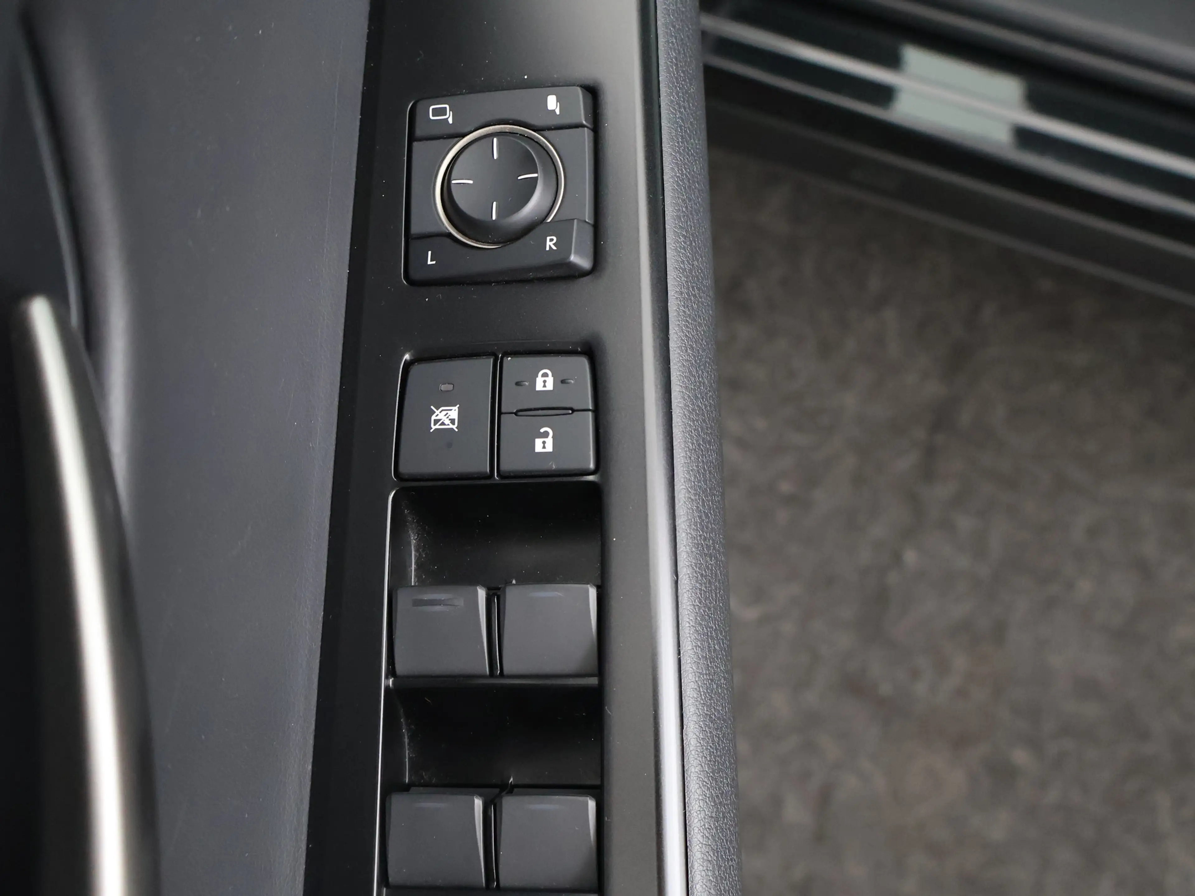Lexus UX 250h | Stoel en stuurverwarming | — photo 4