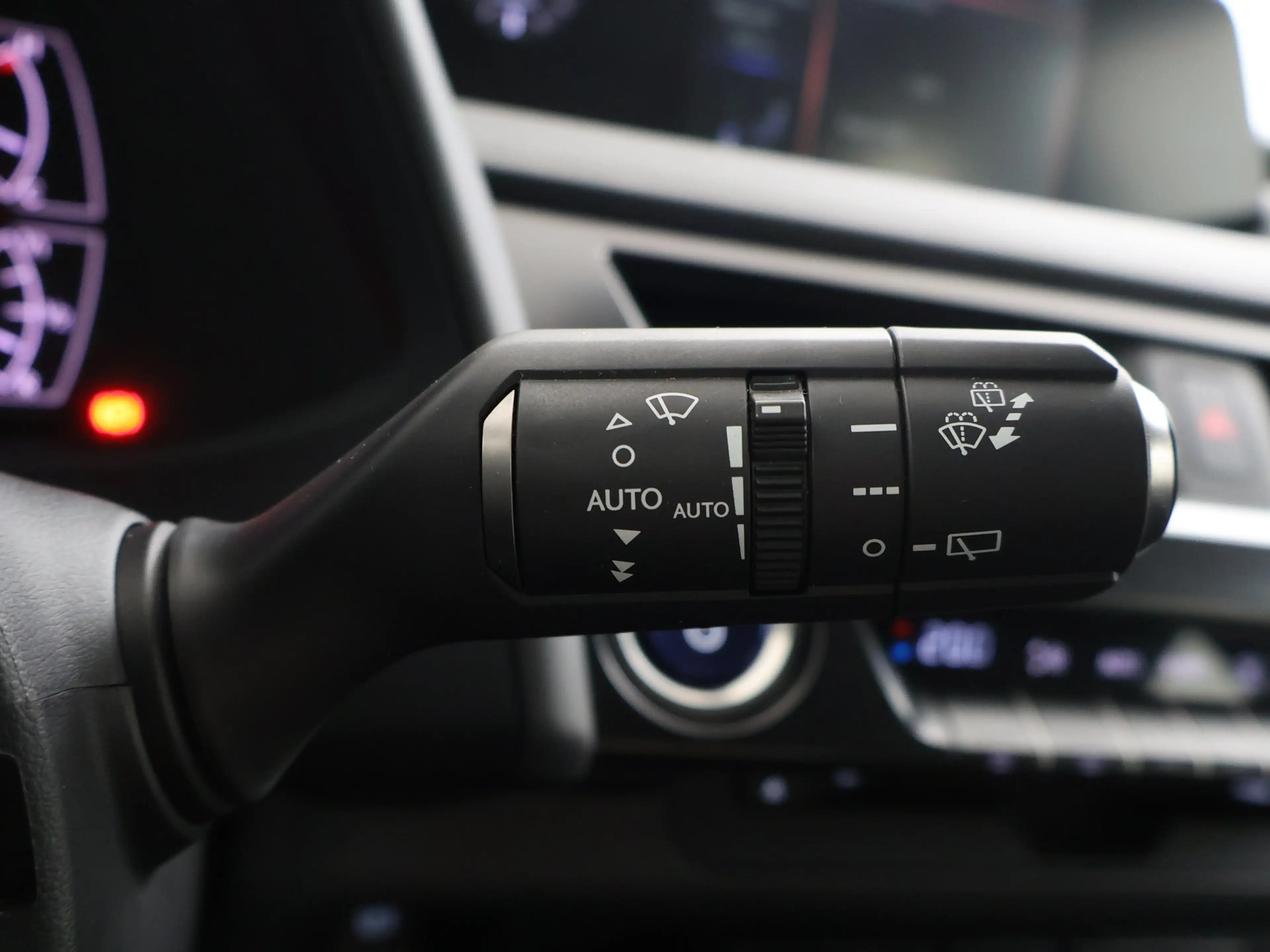Lexus UX 250h | Stoel en stuurverwarming | — photo 9