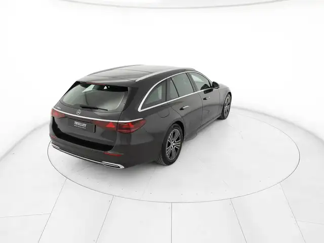 Mercedes-Benz E-Class view 3