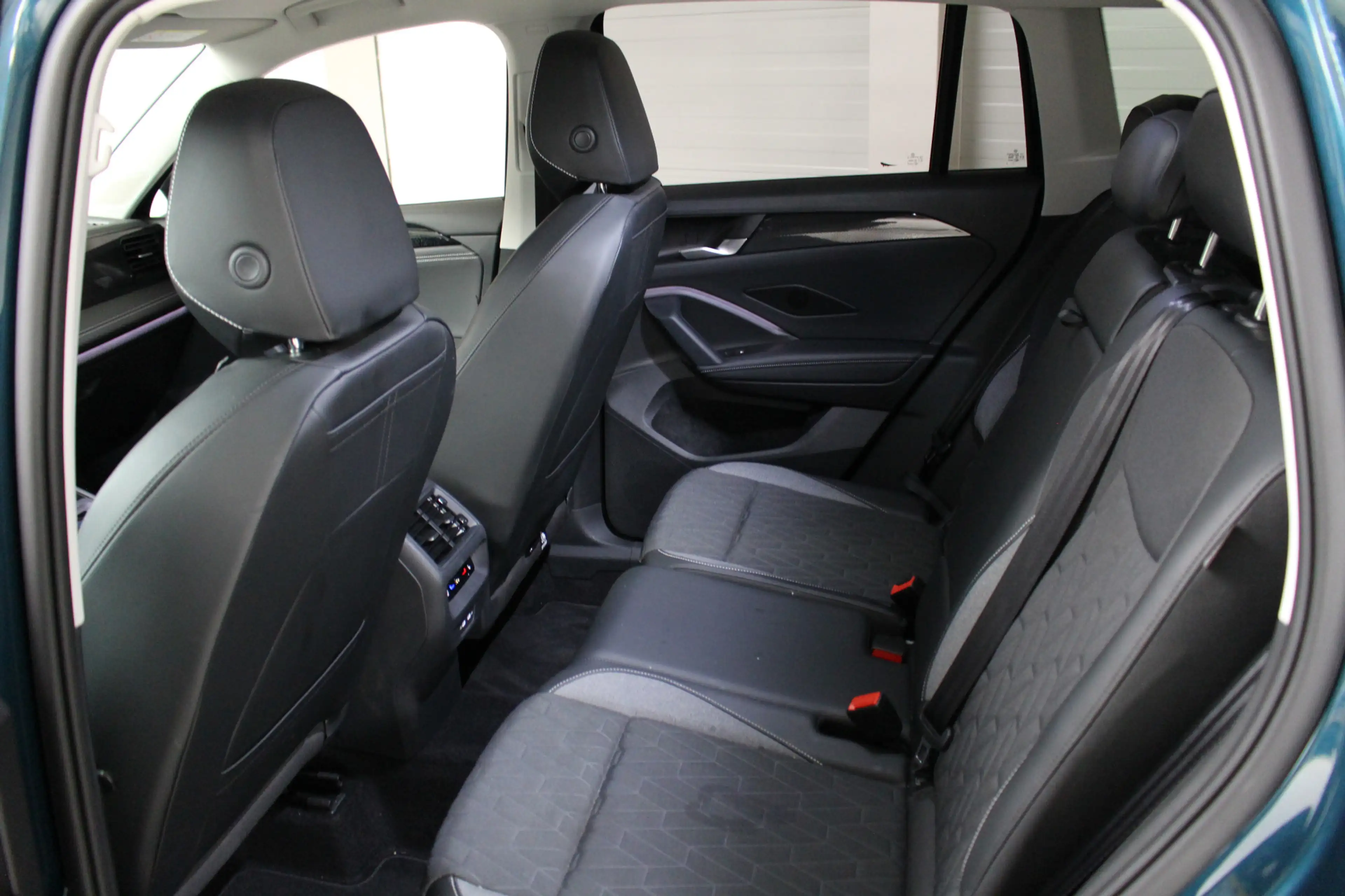 Volkswagen Tiguan 1.5 eHybrid Life Energy Navigatie | Trekhaak | 18" — photo 9
