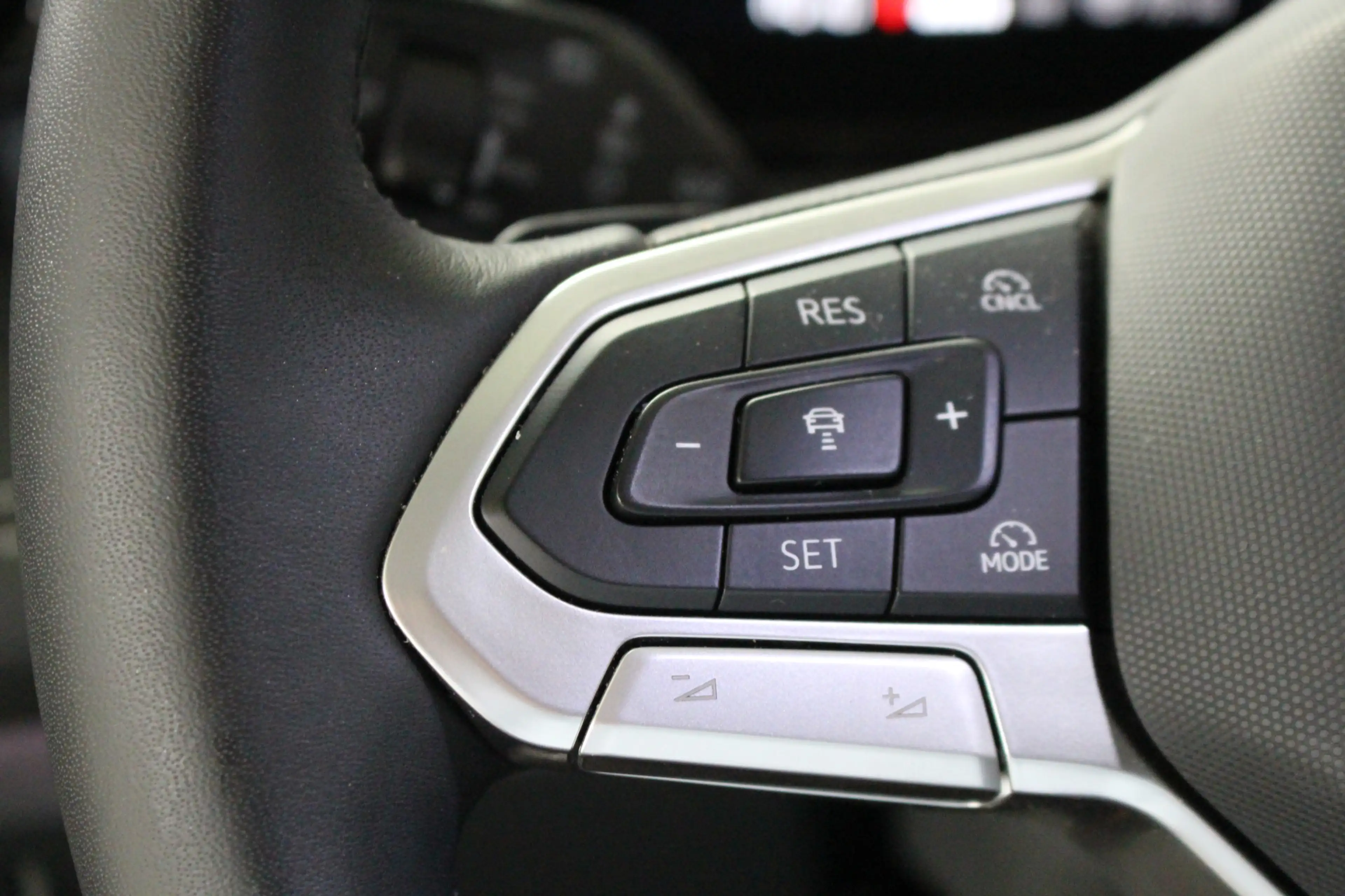 Volkswagen Tiguan 1.5 eHybrid Life Energy Navigatie | Trekhaak | 18" — photo 14