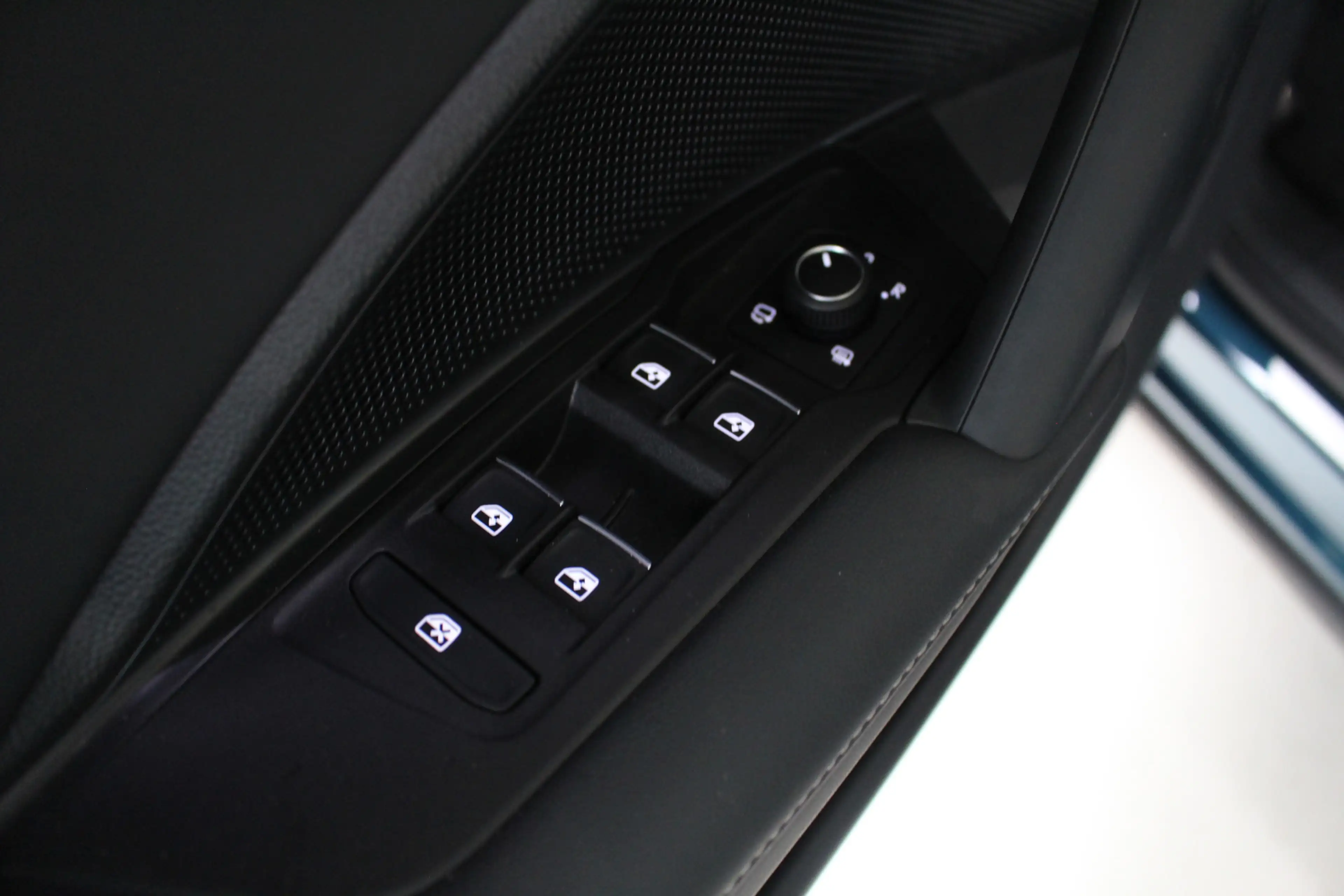 Volkswagen Tiguan 1.5 eHybrid Life Energy Navigatie | Trekhaak | 18" — photo 12
