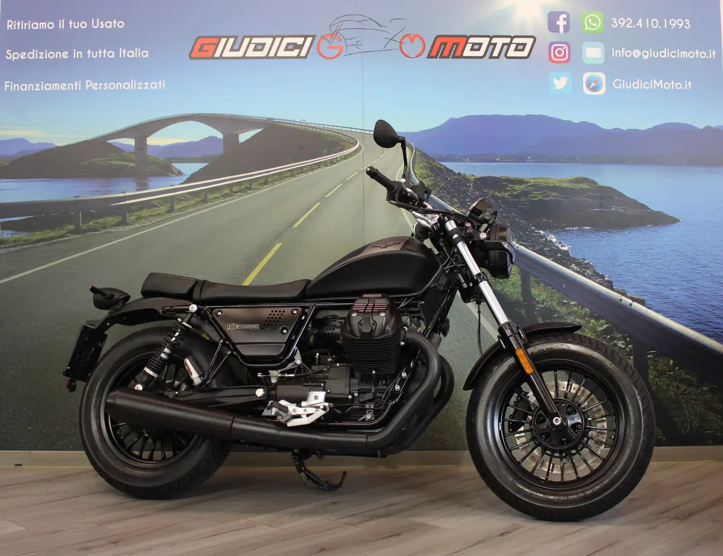 Moto Guzzi V 9 Bobber - 2022 - km 3617 Nero - 1