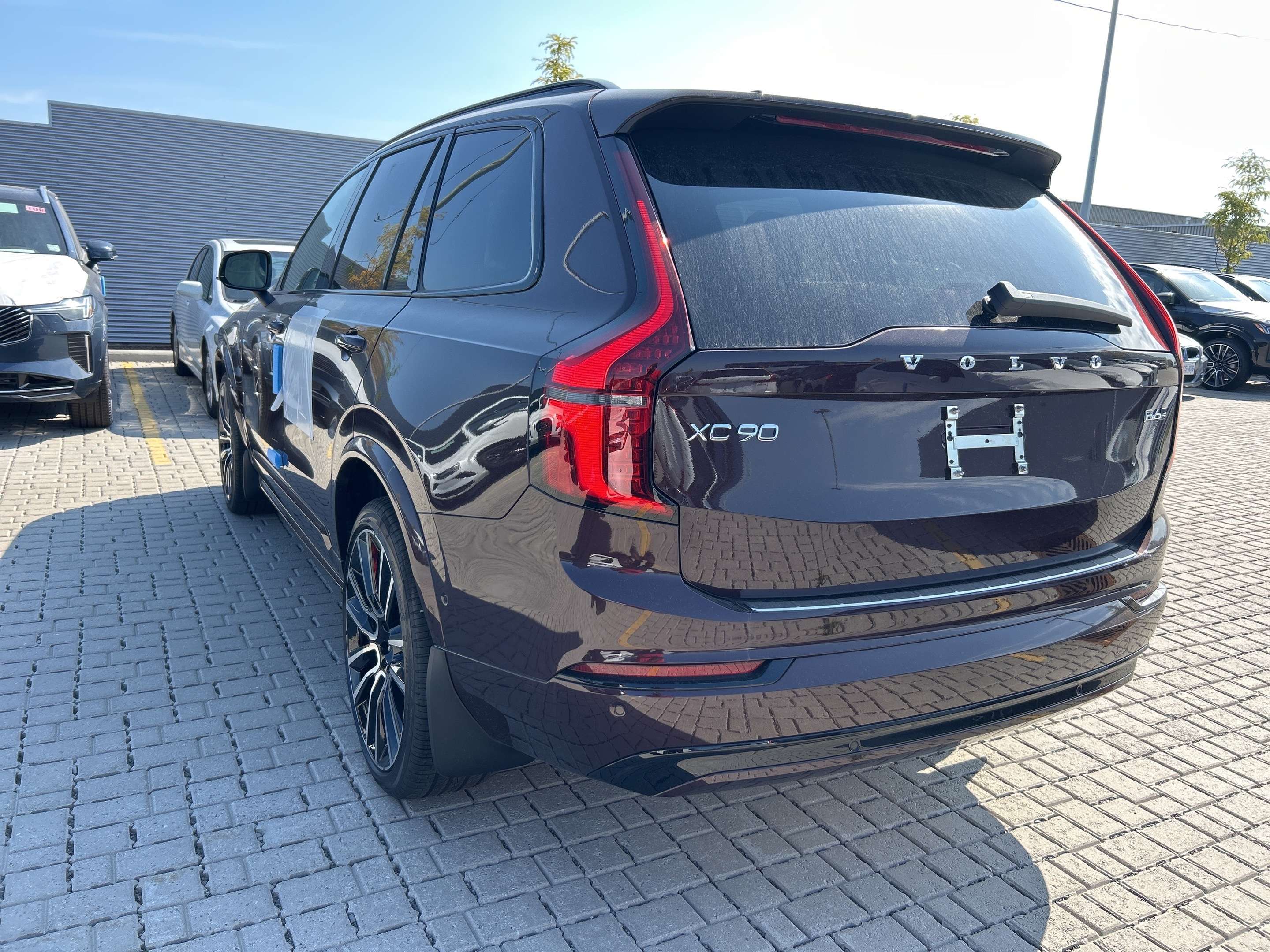 2026 Volvo XC90 B6 AWD Plus Dark Theme 7-Seater alt 5