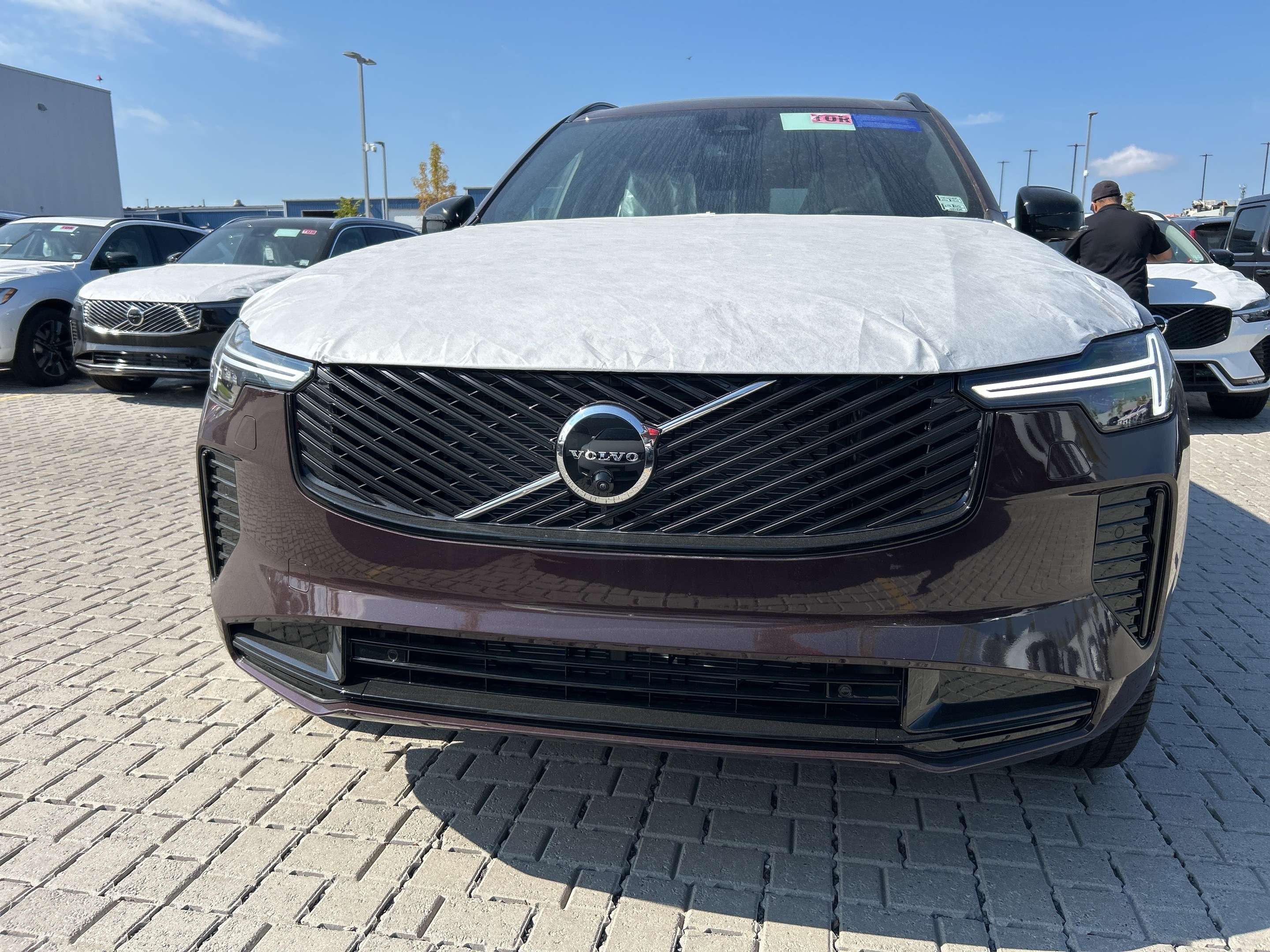 2026 Volvo XC90 B6 AWD Plus Dark Theme 7-Seater alt 2