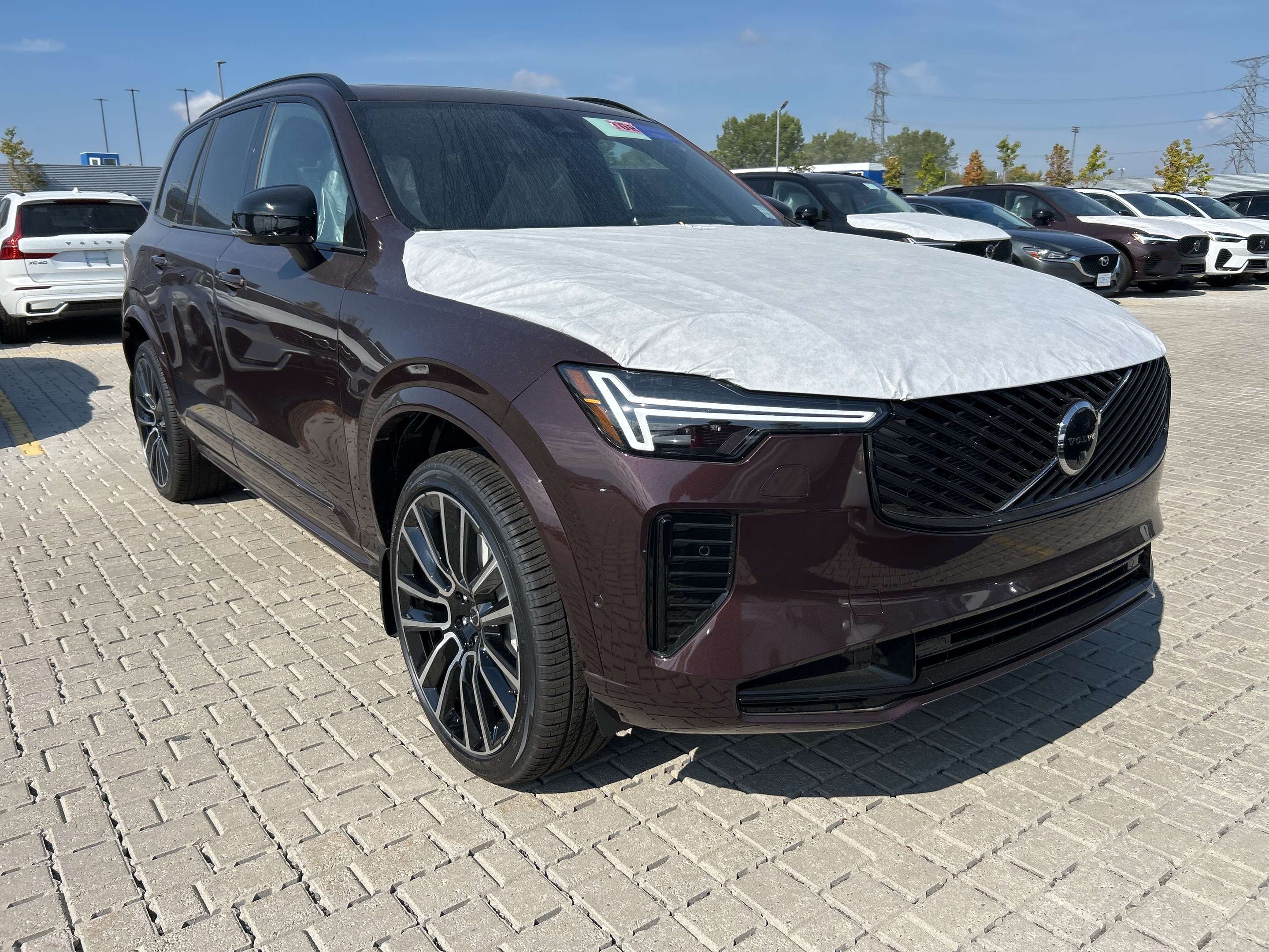 2026 Volvo XC90 B6 AWD Plus Dark Theme 7-Seater alt 3