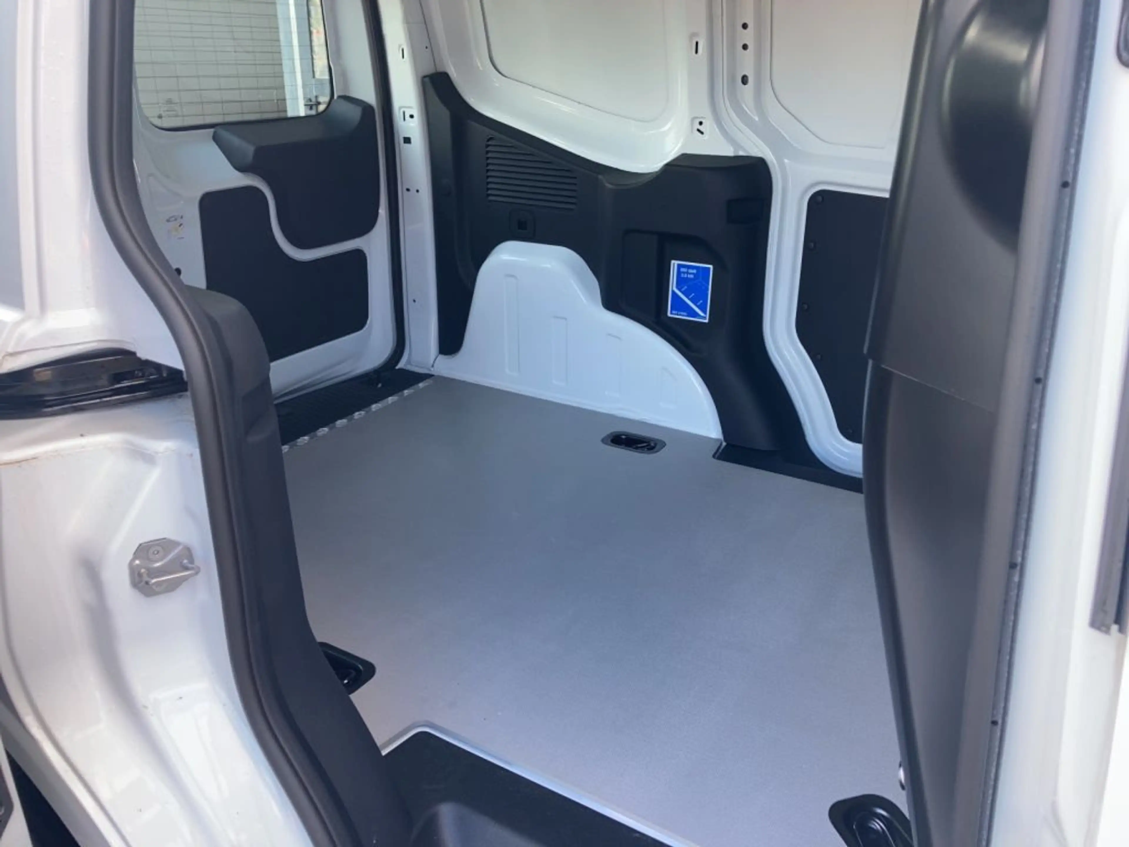 Ford Transit Courier 54kWh Trend — photo 9