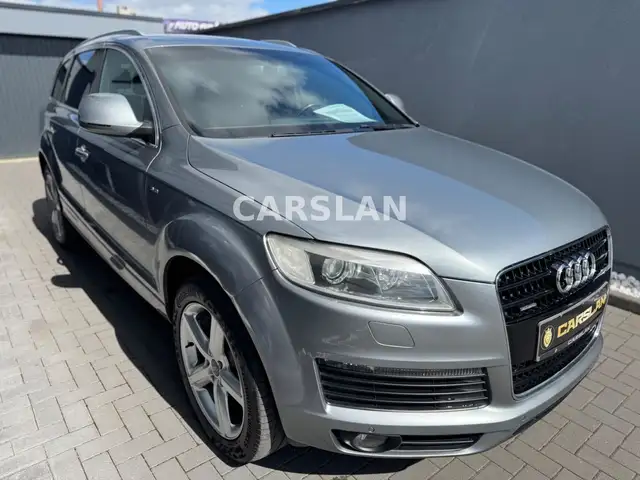 Audi Q7 view 12