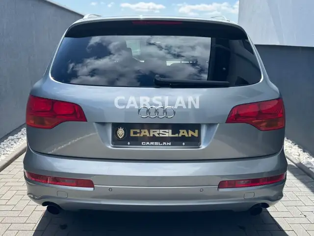 Audi Q7 view 5