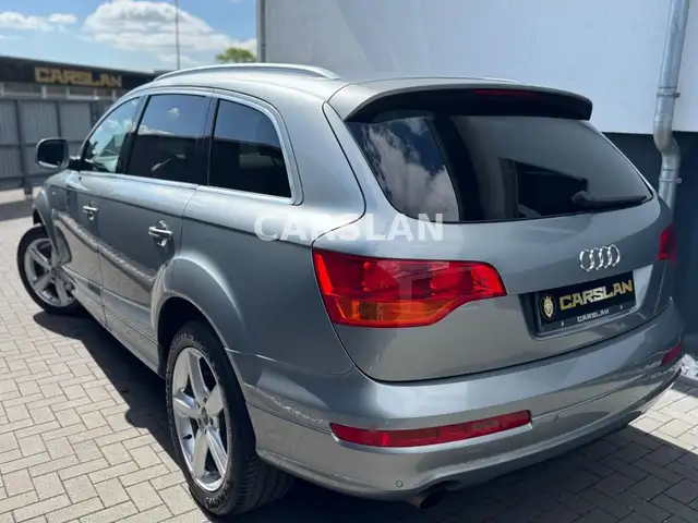 Audi Q7 view 4