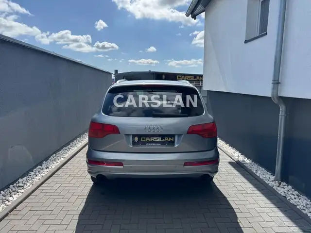 Audi Q7 view 8
