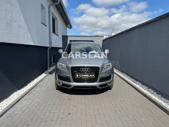 Audi Q7 view 11