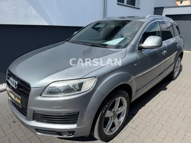 Audi Q7 view 10