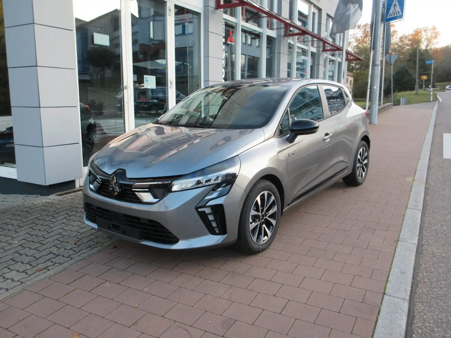 Mitsubishi Colt 1.6 Hybrid Plus Grau - 1