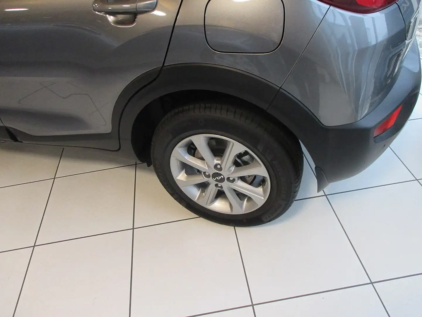 Kia Stonic 1,2 DPI ISG Titan Grau - 2