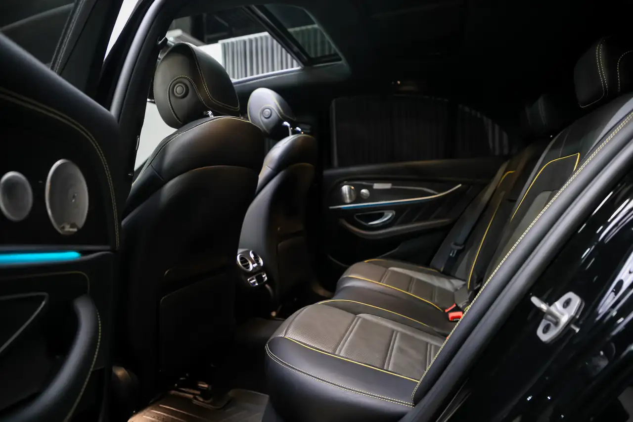 Mercedes-Benz E-Class снимка Mercedes-Benz E-Class