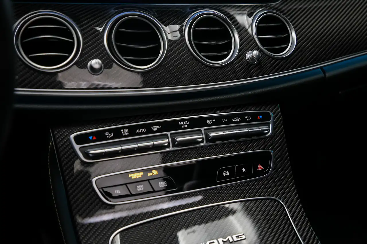 Mercedes-Benz E-Class снимка Mercedes-Benz E-Class
