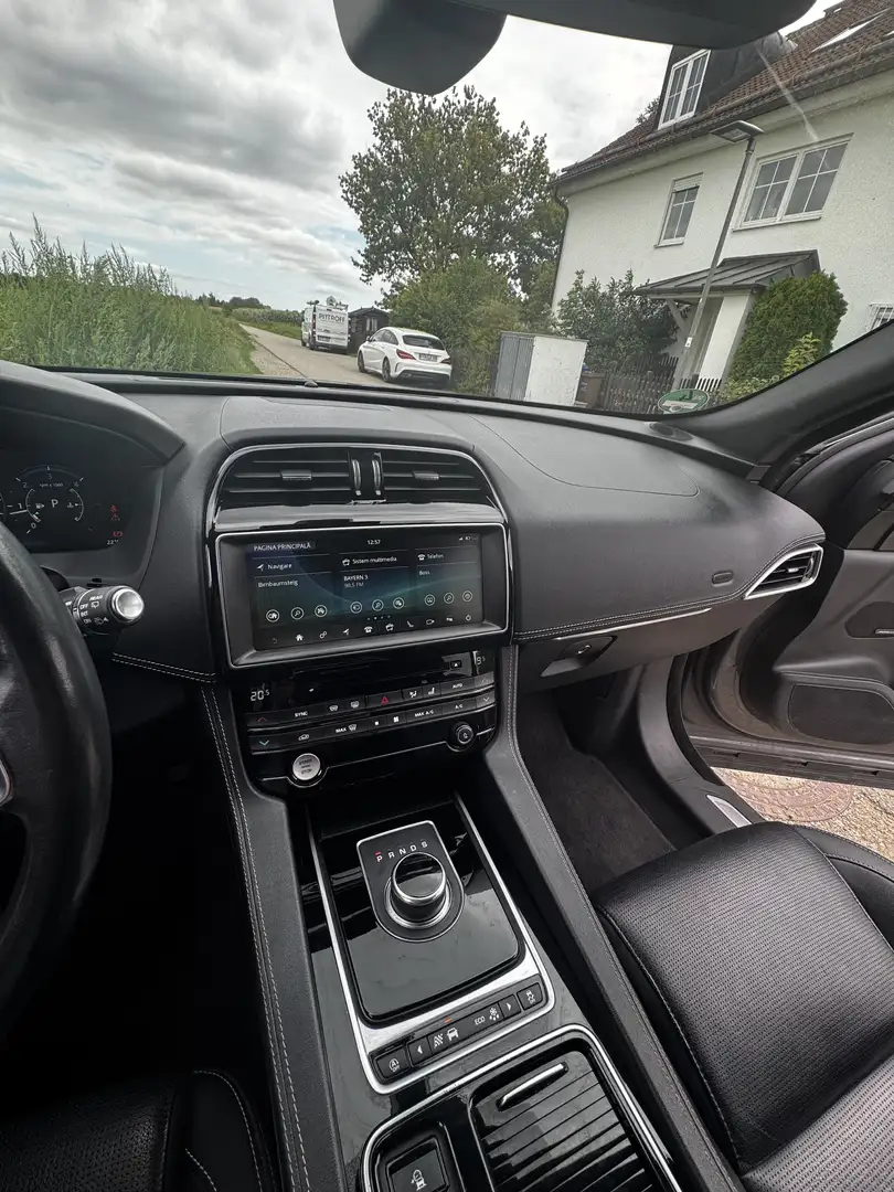 Jaguar F-Pace F-Pace 20d AWD Aut. R-Sport Ingenium Edition Grau - 1