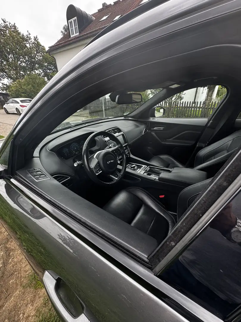 Jaguar F-Pace F-Pace 20d AWD Aut. R-Sport Ingenium Edition Grau - 2