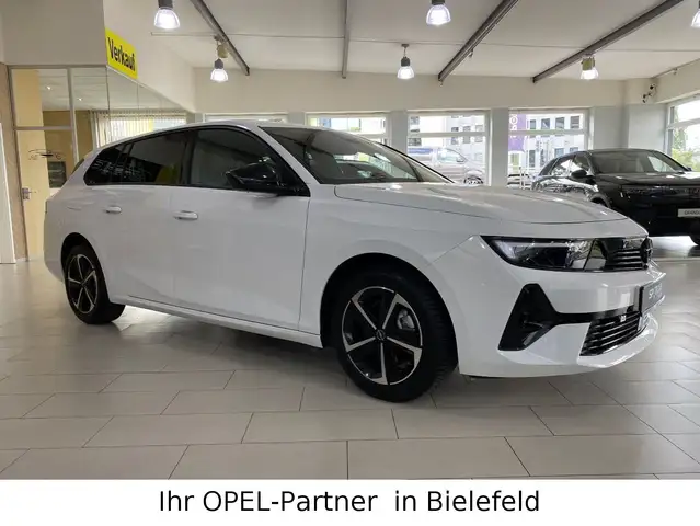 Opel Astra view 3
