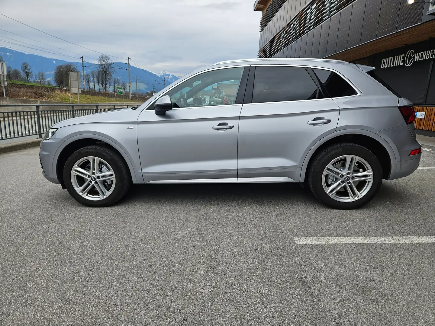 Audi Q5 quattro sport Grau - 2