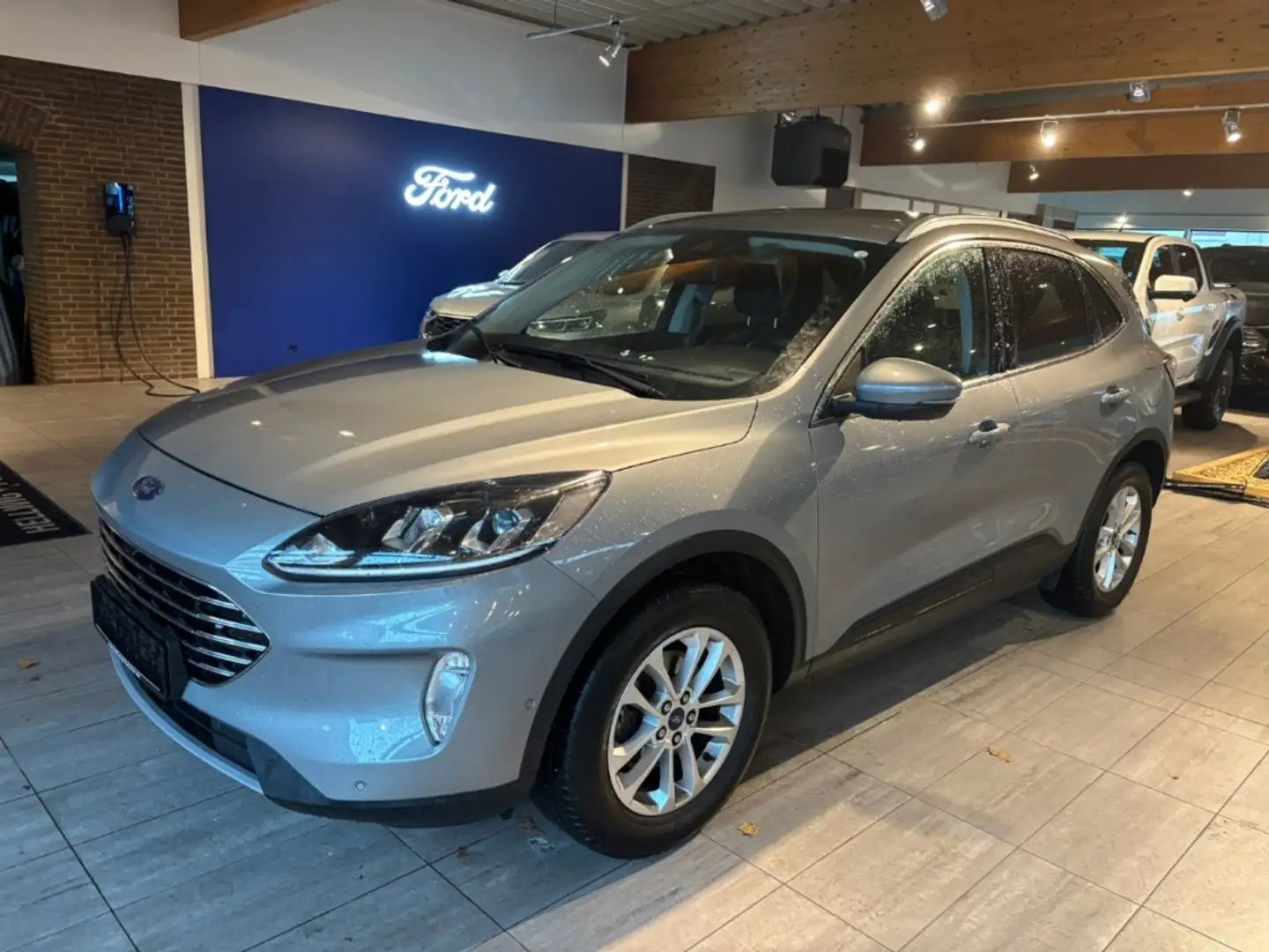 Ford Kuga TITANIUM NAVI/ WINTERPAKET / PDC / Plateado - 2