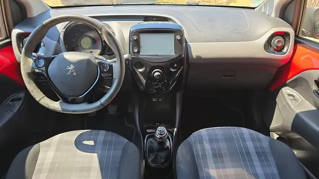 Peugeot 108 view 11
