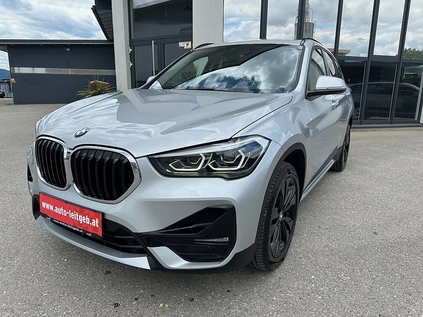 BMW X1 xDrive18d Aut. Silber - 1