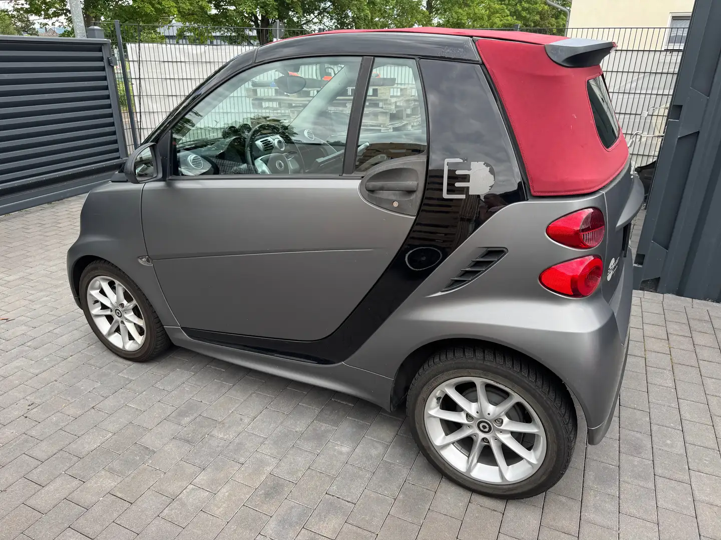 smart forTwo Smart Cabrio mit Brabus features 60KW , SOC 97% Grau - 1