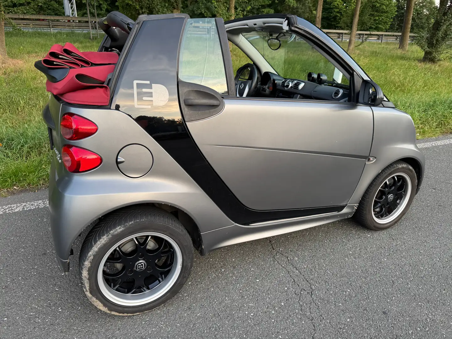 smart forTwo Smart Cabrio mit Brabus features 60KW , SOC 97% Grijs - 1