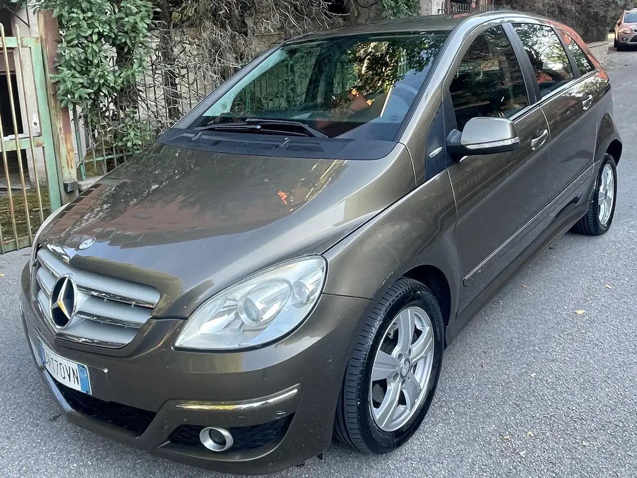 Mercedes-Benz B 180