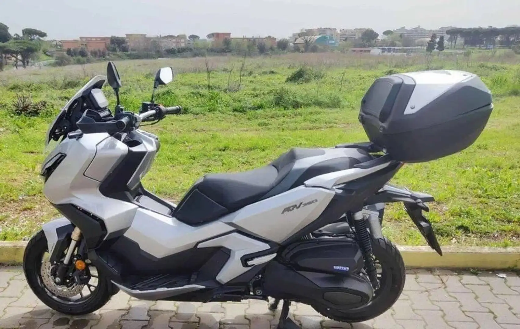 Honda ADV 350 Gris - 1