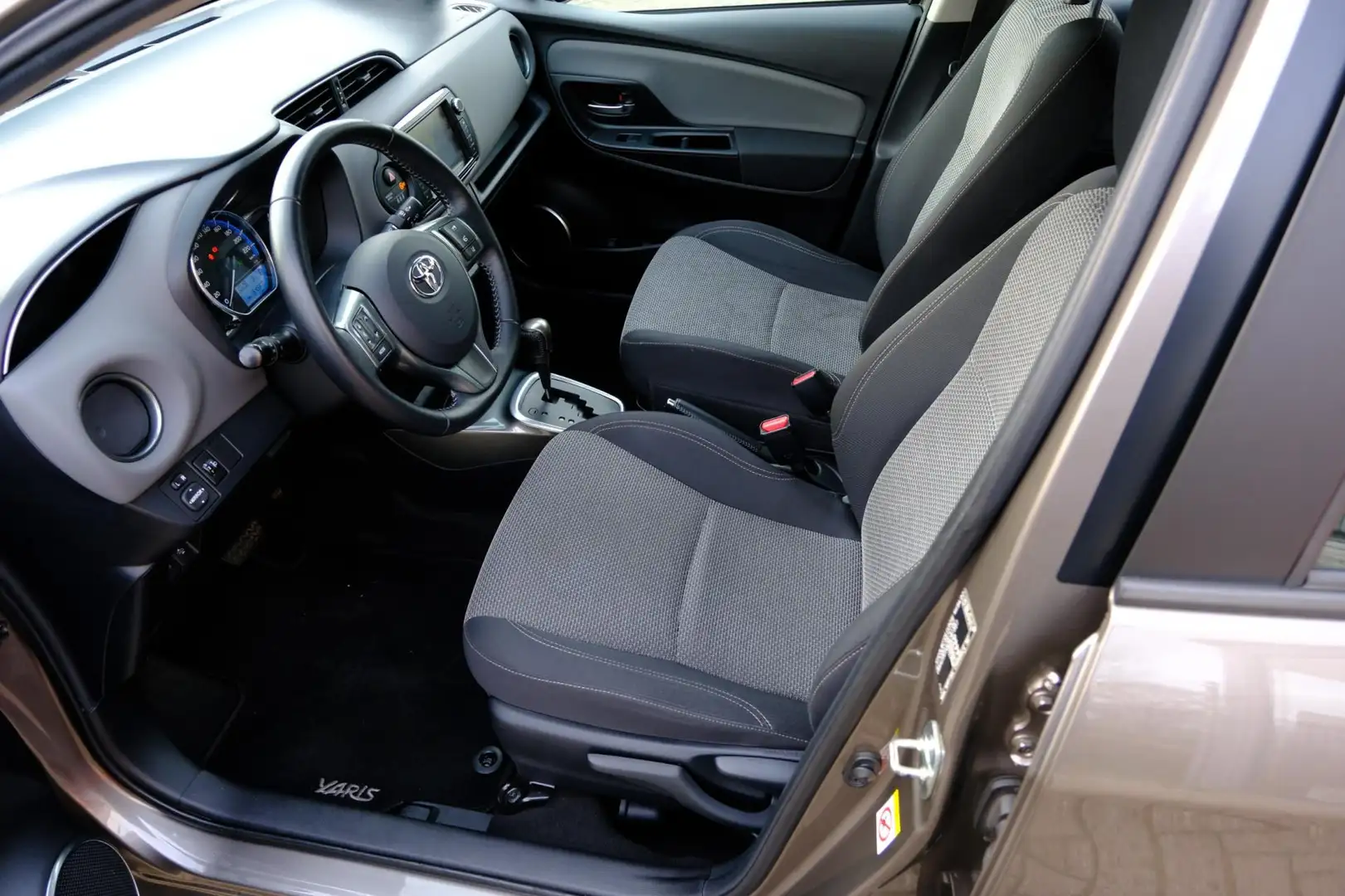 Toyota Yaris 1.5 Hybrid Trend Aut. Navi|Cam|Cruise Grijs - 2